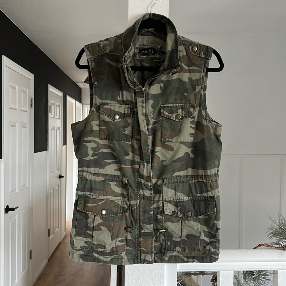 Rue21 large camouflage zip up vest with drawstring waist